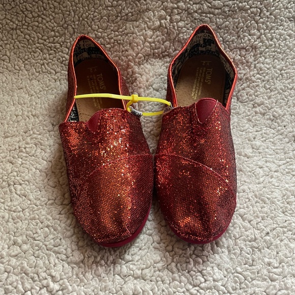 Toms Ruby Red slippers with Sparkly Finish Size Youth 2 New without tags. - Picture 1 of 7